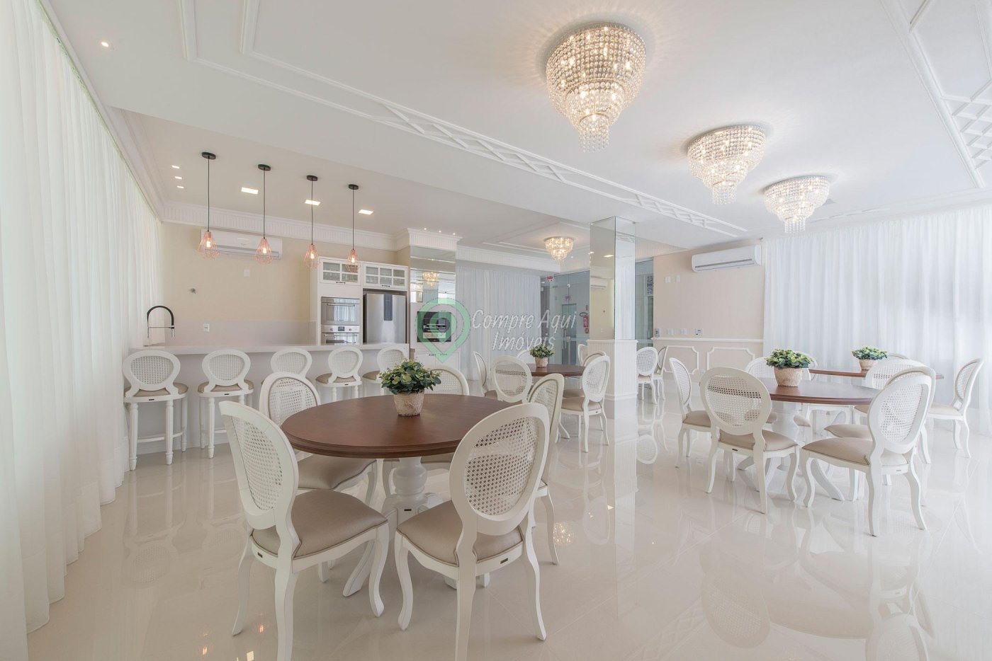 APARTAMENTO 3 SUÍTES 3 VAGAS DE GARAGEM  QUADRA MAR - MOBILIADO - MEIA PRAIA ITAPEMA