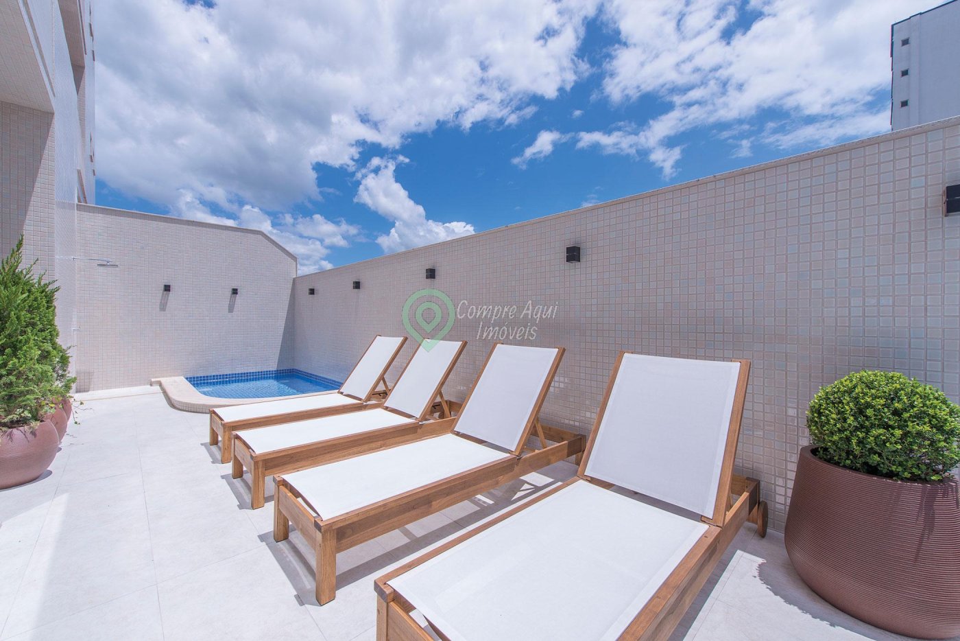 APARTAMENTO 3 SUÍTES 3 VAGAS DE GARAGEM  QUADRA MAR - MOBILIADO - MEIA PRAIA ITAPEMA