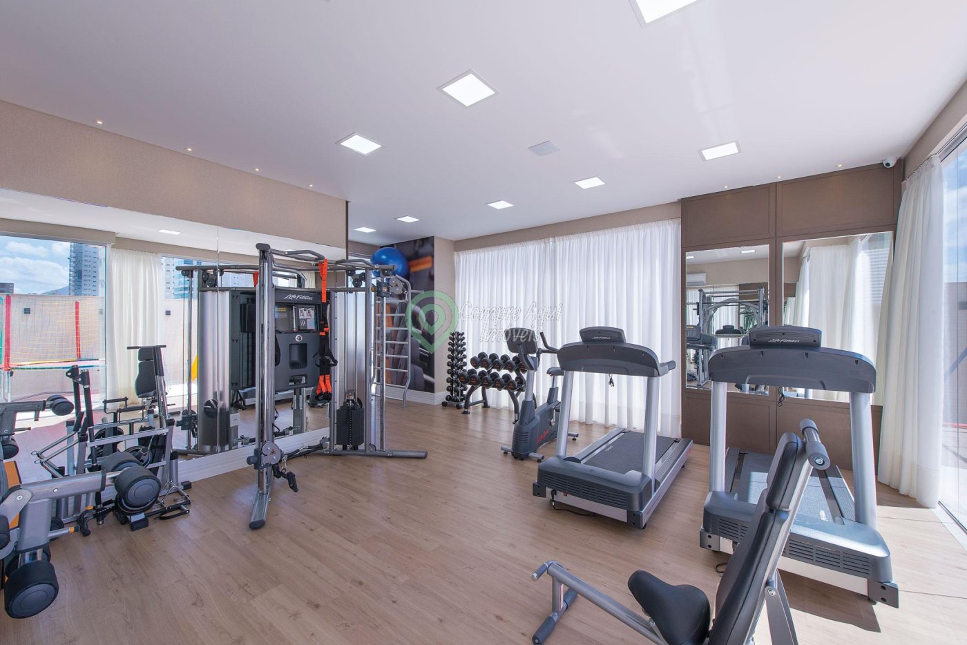 APARTAMENTO 3 SUÍTES 3 VAGAS DE GARAGEM  QUADRA MAR - MOBILIADO - MEIA PRAIA ITAPEMA
